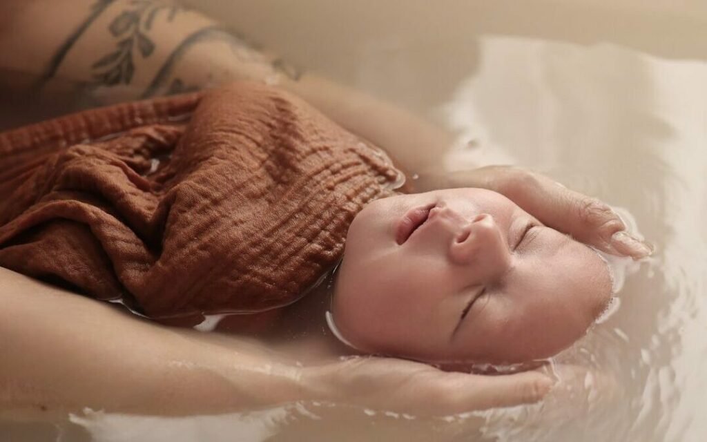 Quelle est la différence entre le bain enveloppé et le Thérapeutique Bain bébé® ?
